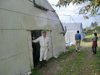 椎茸栽培ハウス入り口